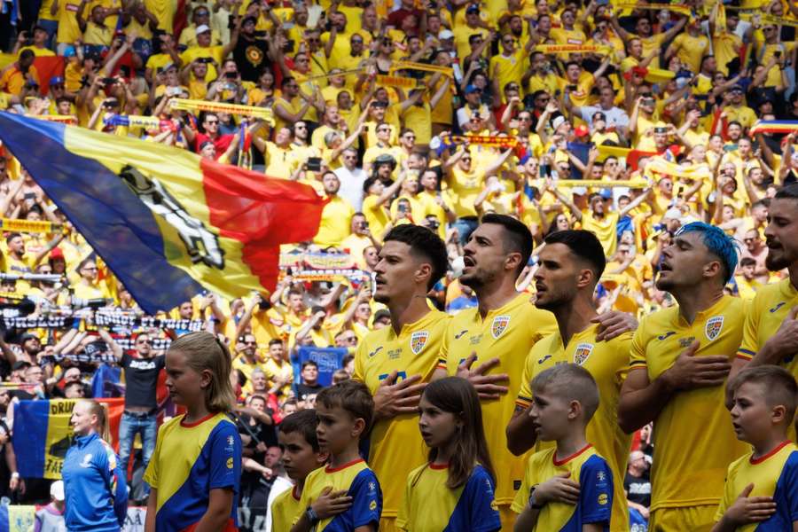 Tricolorii în momentul imnului național