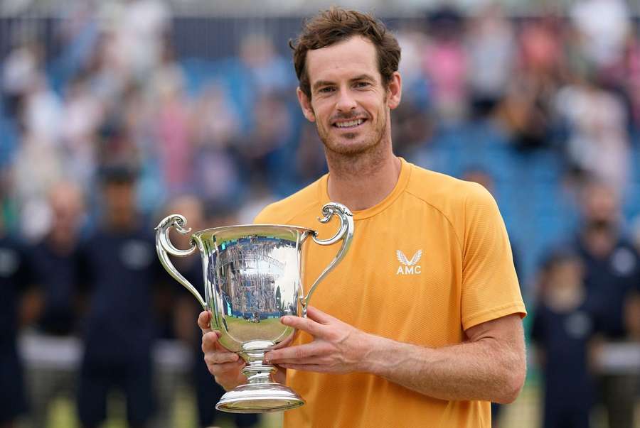Andy Murray s trofejou pre víťaza.