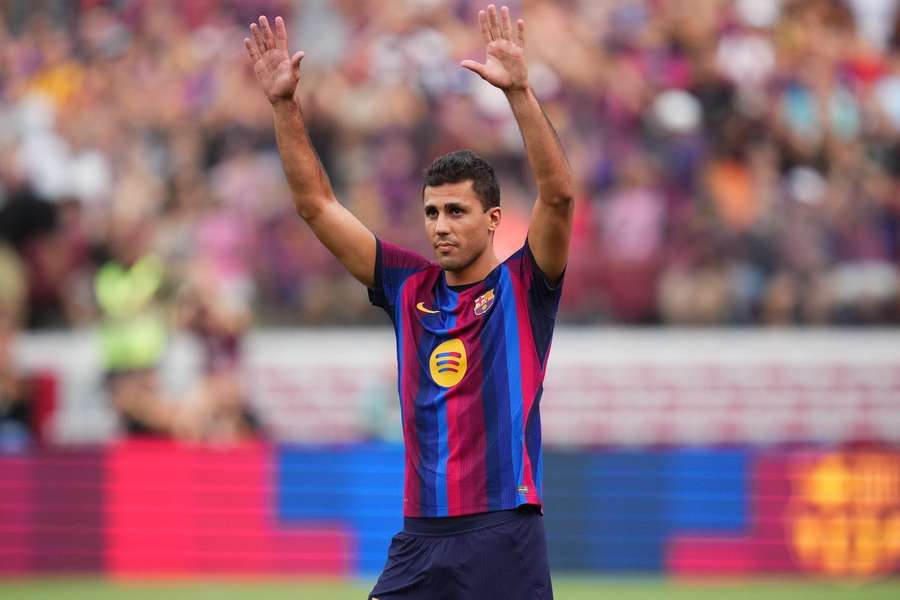 Rodriho debut sa o pár dní odkladá. Rodriho debut sa o pár dní odkladá.
