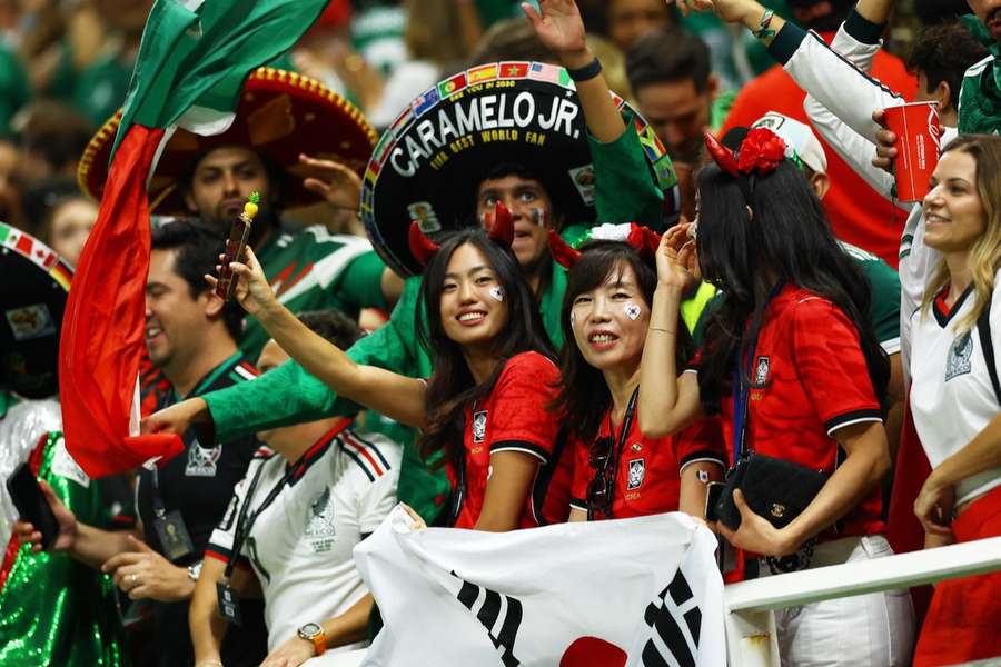 Die Fans von Südkorea und Mexiko feiern in beeindruckender Eintracht.