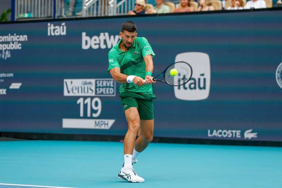Djokovic golpea de revés ante Ugo Carabelli