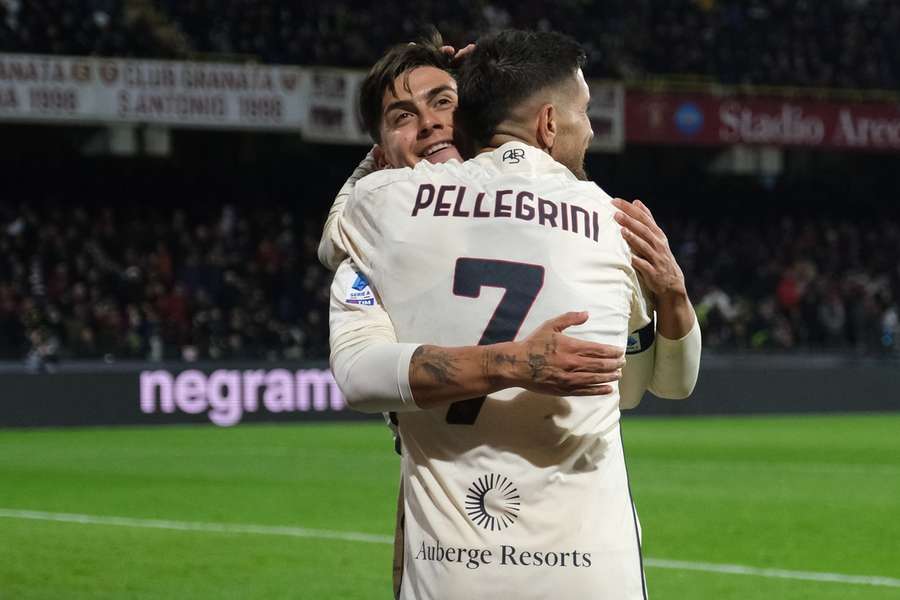 Dybala abraza a Pellegrini