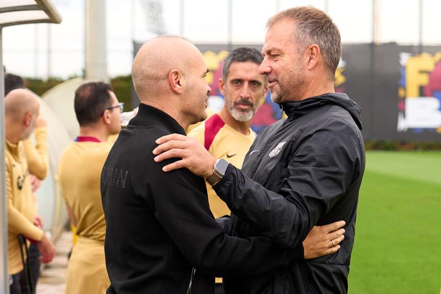 Iniesta, conversando con Hansi Flick en la Ciudad Deportiva