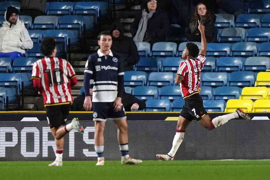 Brewster comemora após marcar o golo da vitória do Sheffield United