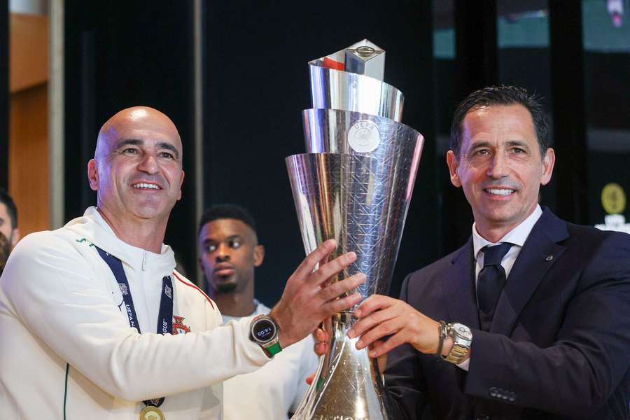 Pedro Proença, presidente da FPF, ao lado de Roberto Martínez
