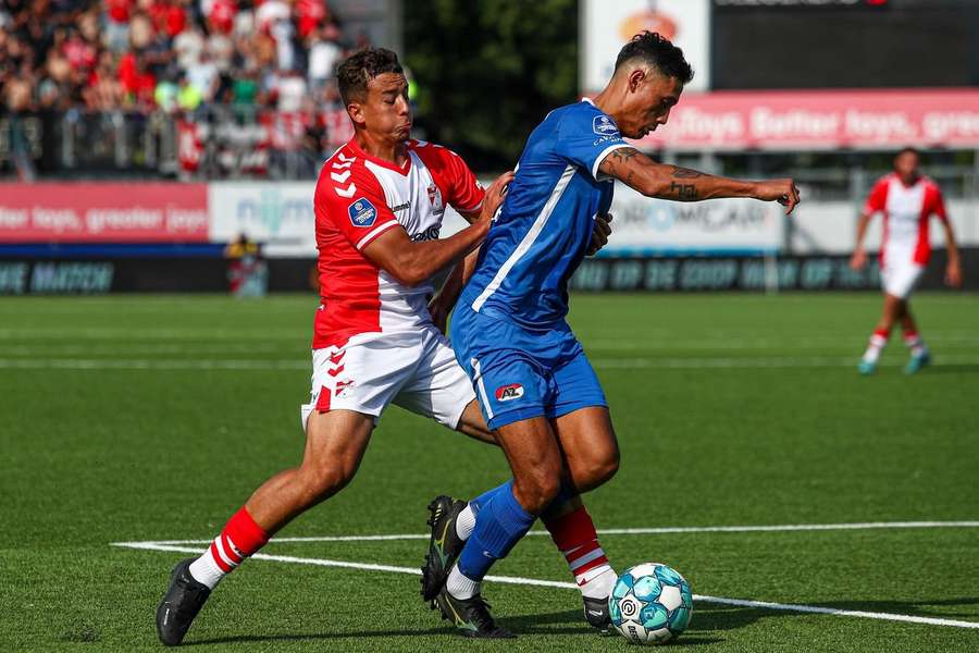 FC Emmens Jasin Assehnoun zit AZ's Tijjani Reijnders op de huid tijdens de eerdere ontmoeting dit seizoen op 4 september 2022