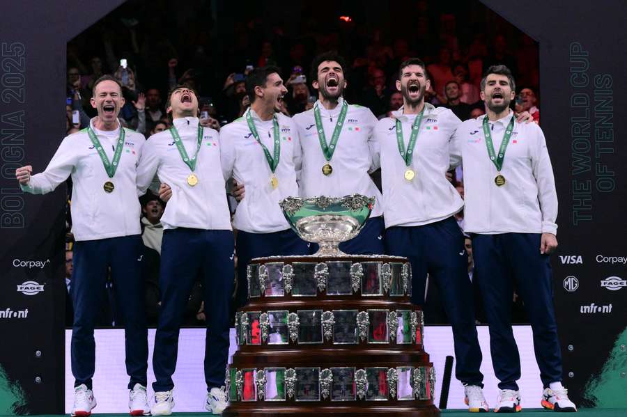 La squadra azzurra con la coppa