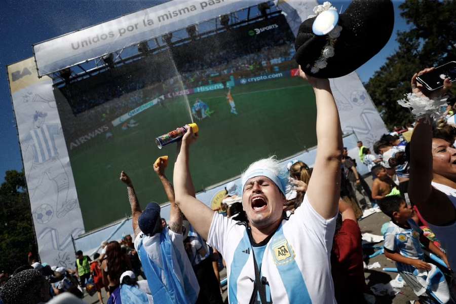 ”Iubim această echipă”: Argentinienii sărbătoresc în stradă câștigarea Cupei Mondiale