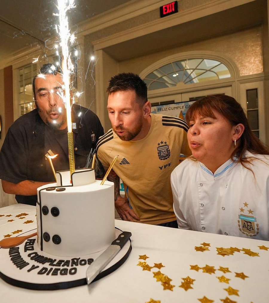 Messi com cozinheiros da seleção