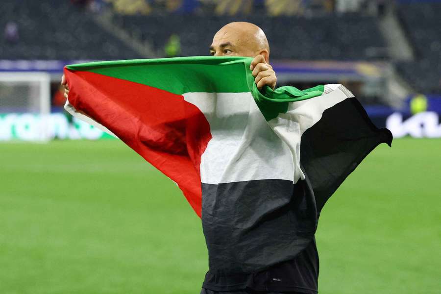 Hossam Hassan celebra con la bandiera palestinese