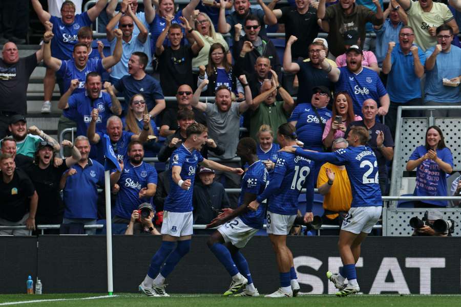 Les Toffees célébrant leur second but.