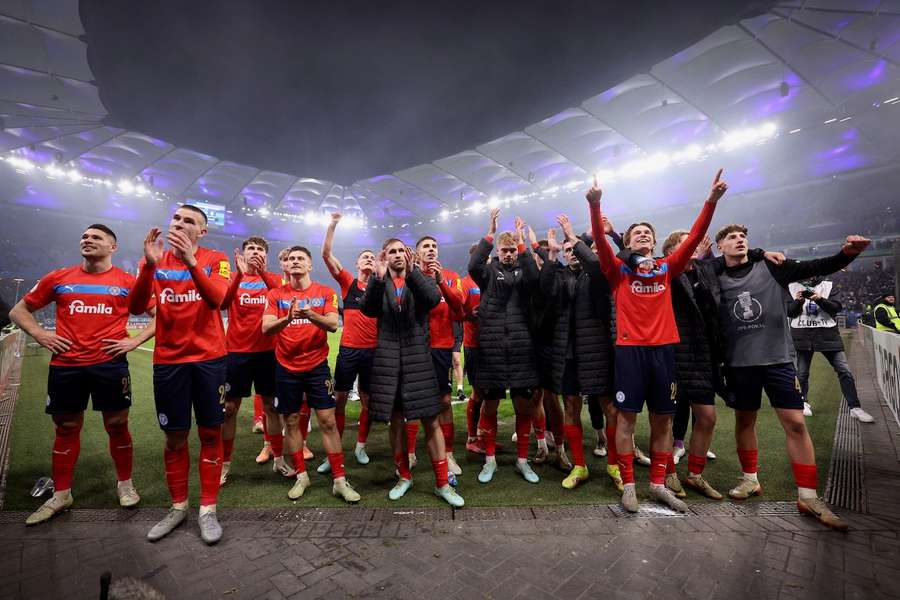 Holstein Kiel feiert das Erreichen des DFB-Pokal-Viertelfinals.