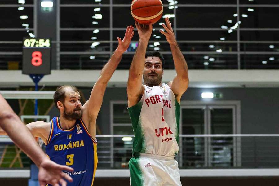 Diogo Ventura lança por cima de um adversário