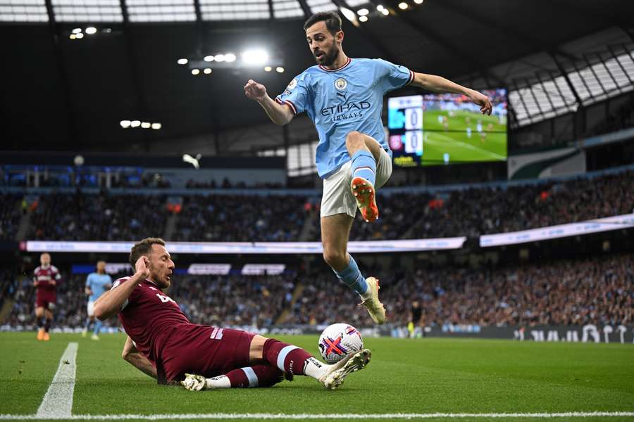 Vladimir Coufal fights for the ball with Man City's Bernardo Silva