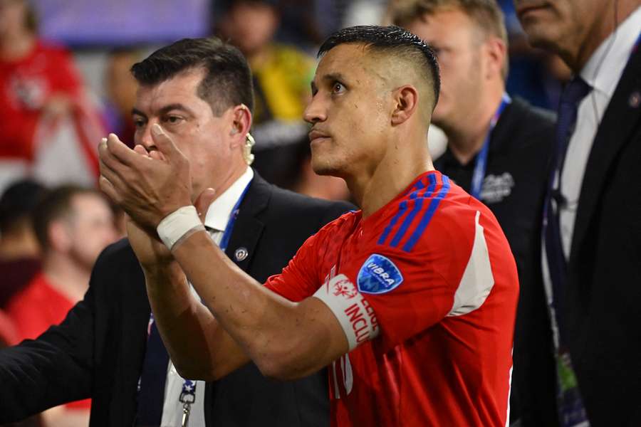 Alexis Sanchez applaudisseert voor de fans na de uitschakeling van zijn team