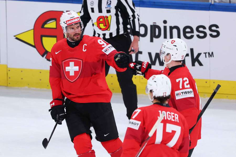 Roman Josi pomohol Švajčiarom čistým hetrikom. Roman Josi pomohol Švajčiarom čistým hetrikom.
