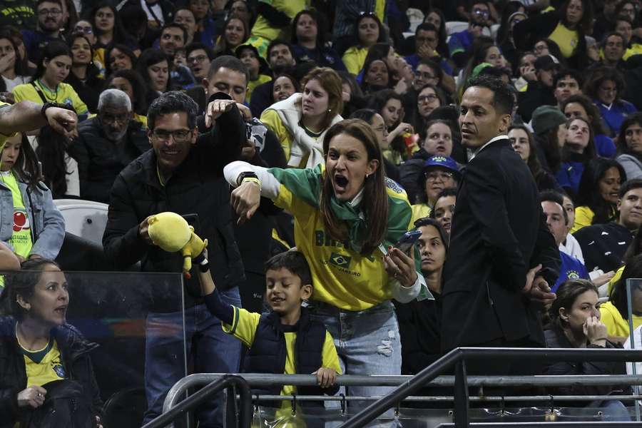 Beim Testspiel zwischen Brasilien und den USA kochten nach Schlusspfiff die Emotionen über. Beim Testspiel zwischen Brasilien und den USA kochten nach Schlusspfiff die Emotionen über.