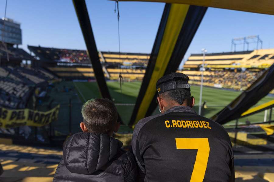 Vista do estádio Campeón del Siglo com dois torcedores do Peñarol