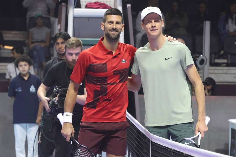 Novak Djokovic (l.) trifft im Halbfinale auf Jannik Sinner
