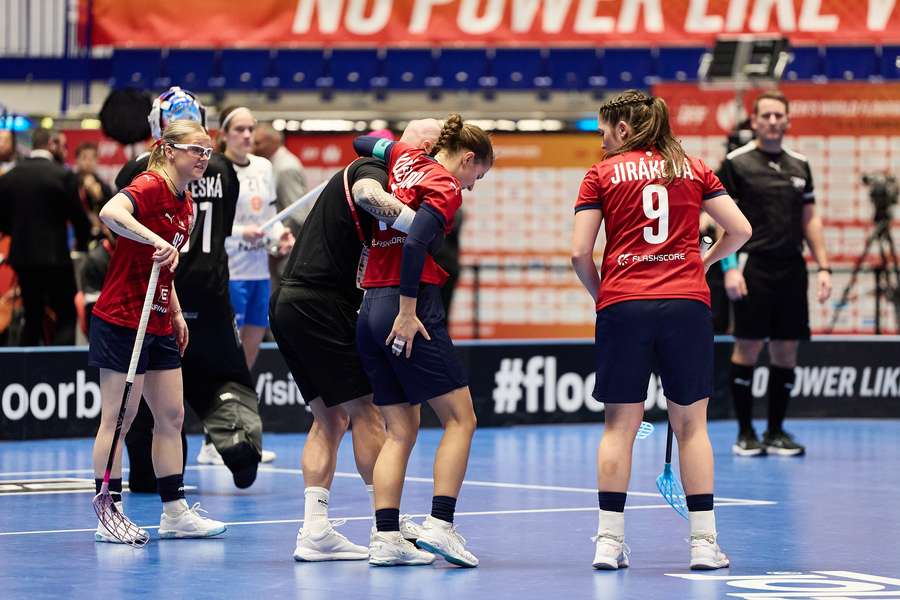 Michaele Kubečkové pomáhá fyzioterapeut. Michaele Kubečkové pomáhá fyzioterapeut.