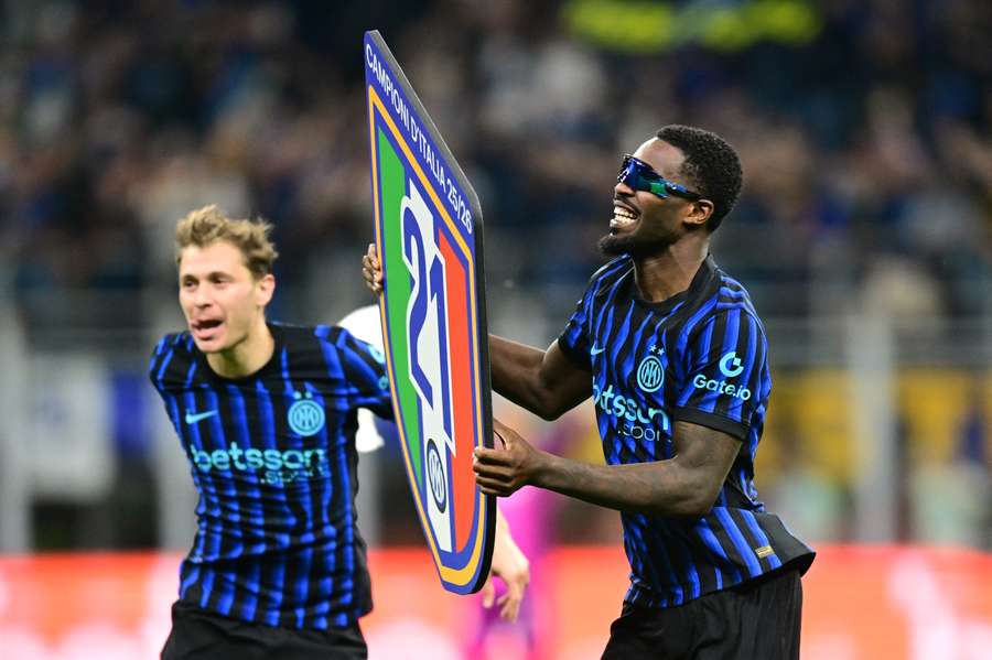 Barella e Thuram festeggiano