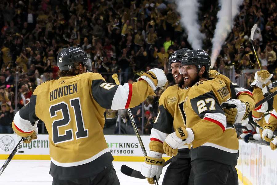 Shea Theodore #27 van de Vegas Golden Knights wordt gefeliciteerd door Brett Howden #21 en Brayden McNabb #3 na het scoren van een doelpunt. 