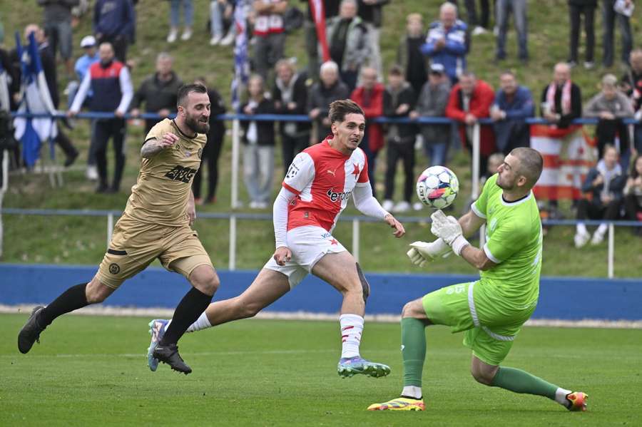 Martin Keller v brance Benátek nad Jizerou likviduje jednu z šancí Slavie.