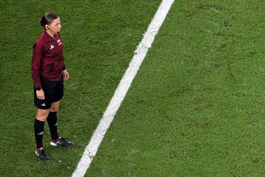 Stephanie Frappart prima donna arbitro ai Mondiali: dirigerà Costa Rica-Germania