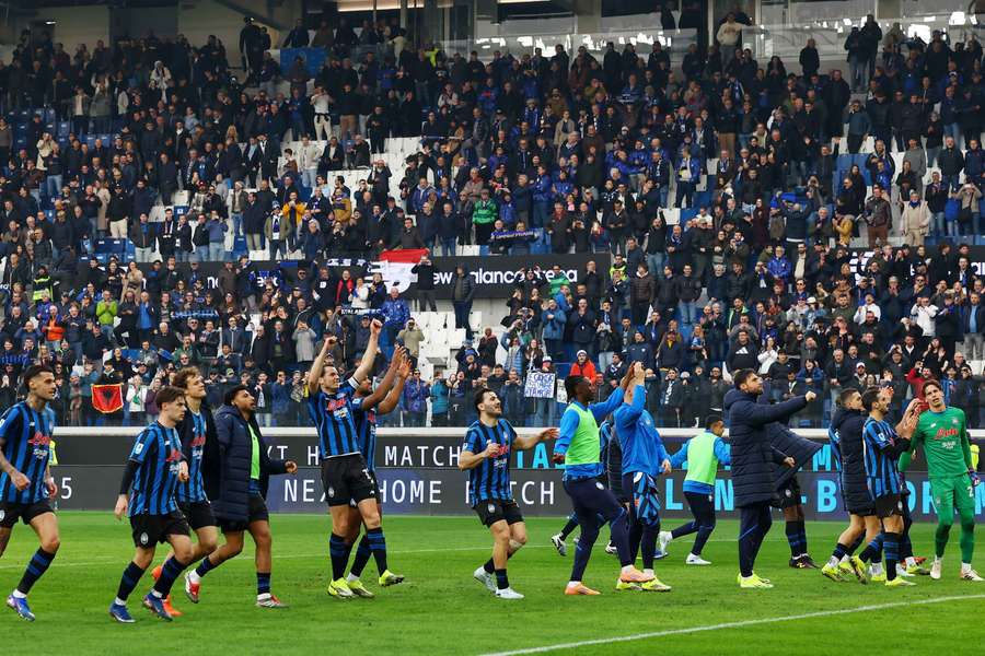 Los jugadores de la Atalanta celebran el triunfo ante el Nápoles