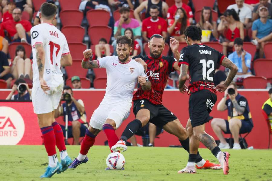 Mallorca and Sevilla battle for the ball
