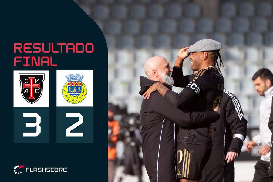 Cassiano bisou e festejou com a boina de Álvaro Pacheco