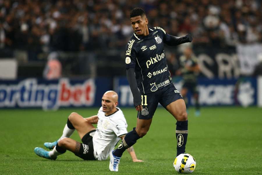 Angelo Gabriel in action for Santos