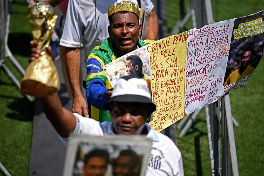 Pessoas de todo o Brasil viajam a Santos para homenagear Pelé