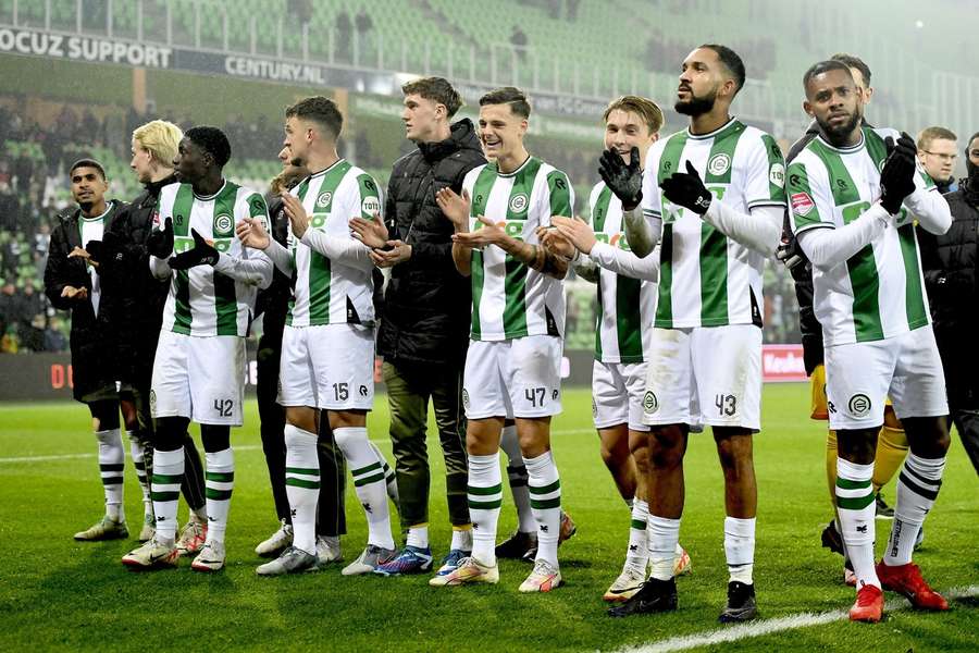 De spelers van FC Groningen vieren het feestje met de Noordtribune