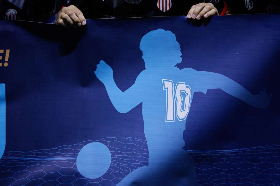 Une affiche rendant hommage à Maradona.