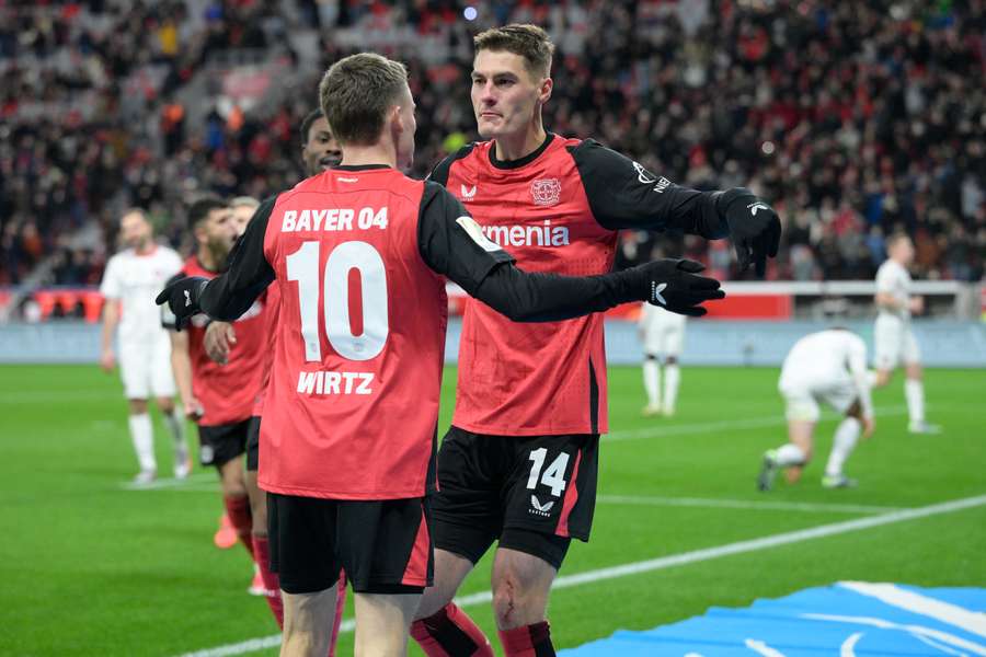 Florian Wirtz celebra con Patrik Schick, del Bayer Leverkusen.