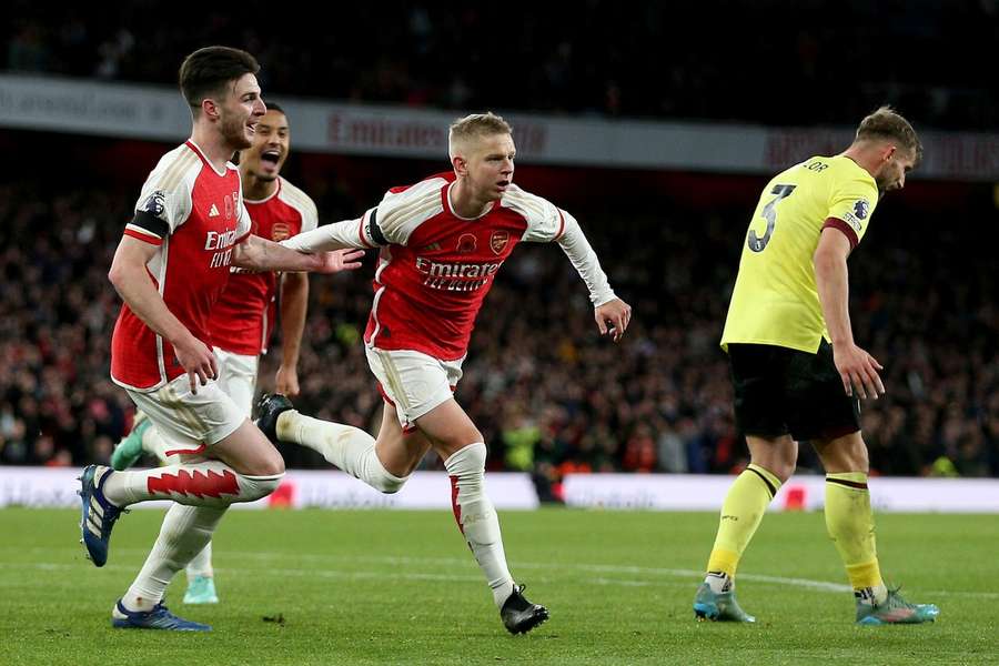 Oleksandr Zinchenko viert zijn doelpunt met zijn teamgenoten