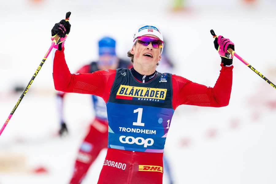 Johannes Hösflot Kläbo beim Zieleinlauf.