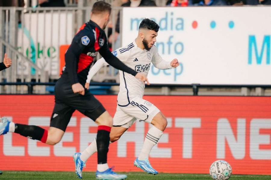 Ajax não passou em Almere