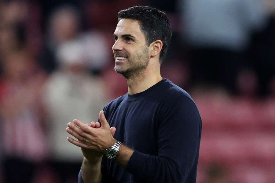 Mikel Arteta aplaude a torcida do Arsenal Mikel Arteta aplaude a torcida do Arsenal
