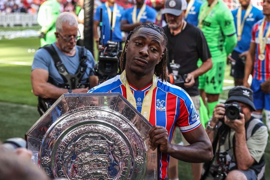 WATCH: Palace fan pushes Eze about Arsenal transfer talk