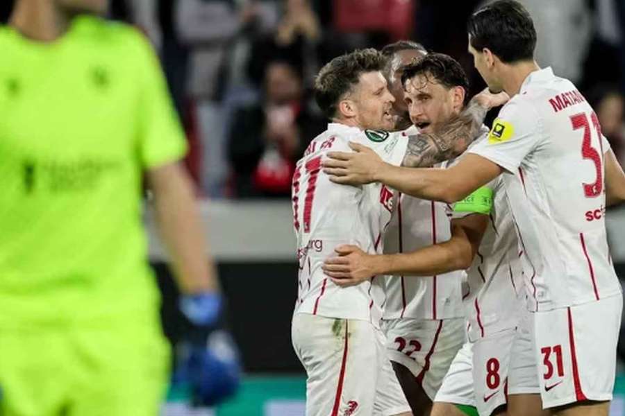Radost fotbalistů Freiburgu v utkání s Jabloncem.
