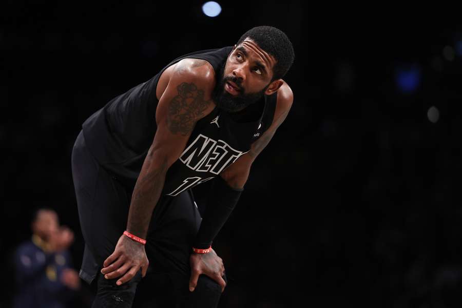 Kyrie Irving continua envolvido em polémica, mas mereceu o apoio de LeBron James depois do pedido de desculpas público