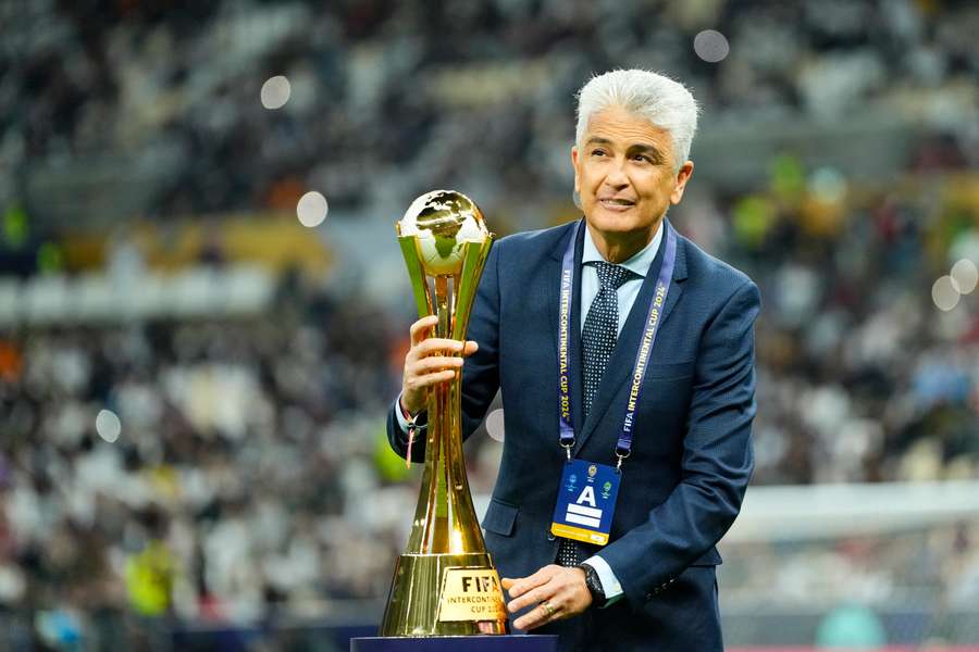 Były napastnik Bebeto z Pucharem Interkontynentalnym