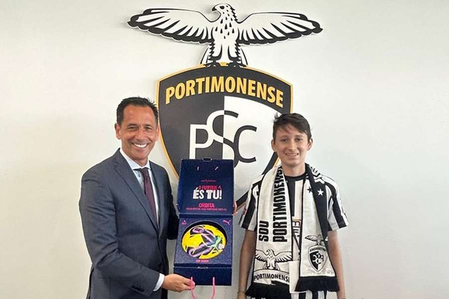 Pedro Proença entrega bola oficial da Liga a um jovem adepto do Portimonense