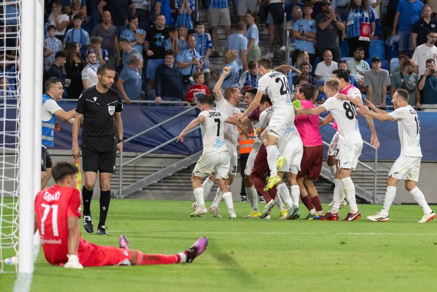 Kajrat na ceste do Ligy majstrov vyradil aj bratislavský Slovan. 