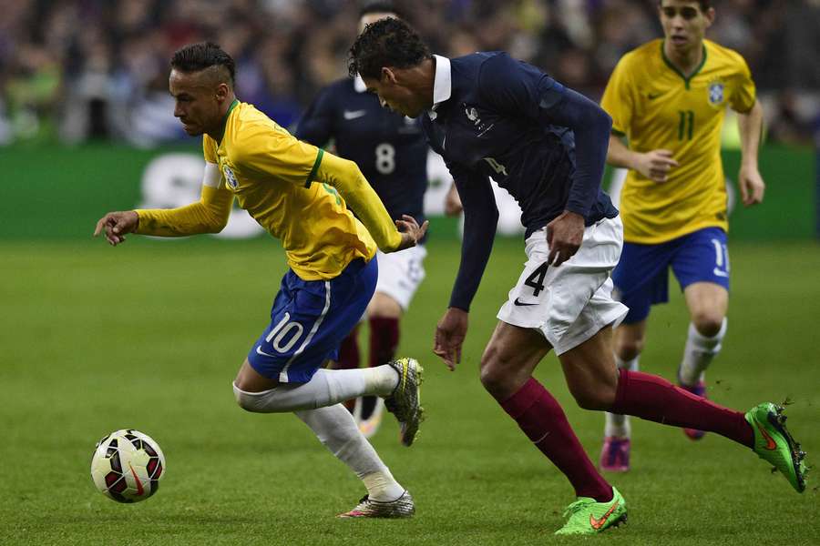 Neymar face à Varane en mars 2015.