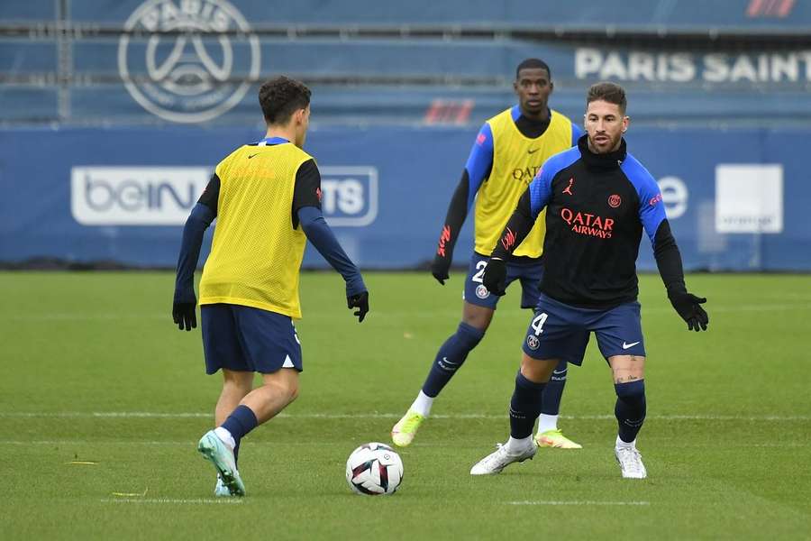 Os jogadores do PSG estão protegidos no centro de treinos