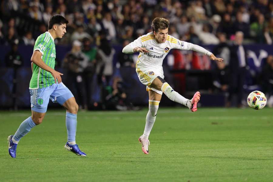 Riqui Puig (r.) trotzte den Schmerzen.