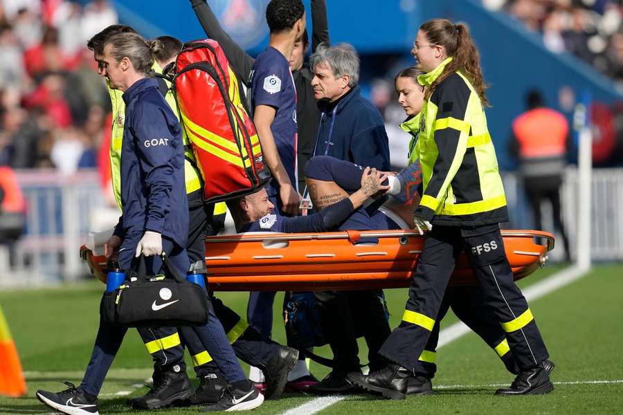 Neymar wird in der 51. Minute mit einer Trage verletzt vom Platz gebracht